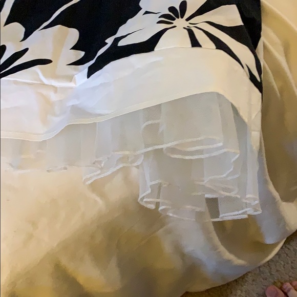 Black and white dress. - Picture 2 of 3